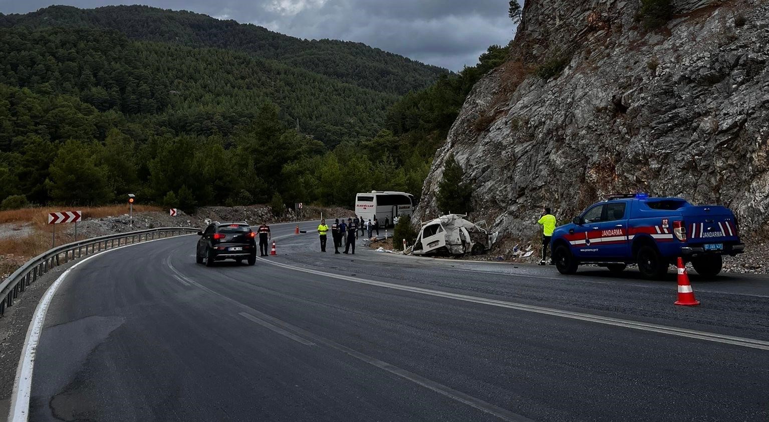 Yolcu otobüsü ile araç çarpıştı