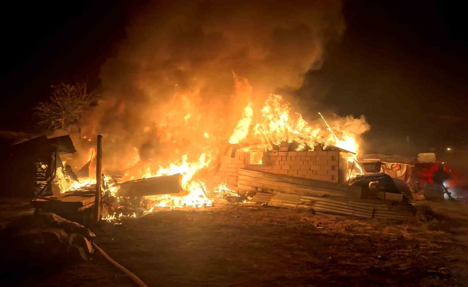 Tandır ateşi evi kül etti