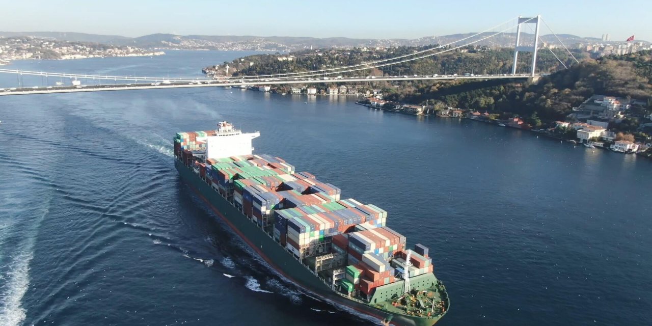 İstanbul Boğazı gemi trafiğine açıldı! Arızalanan kargo gemisi Büyükdere'ye demirletildi