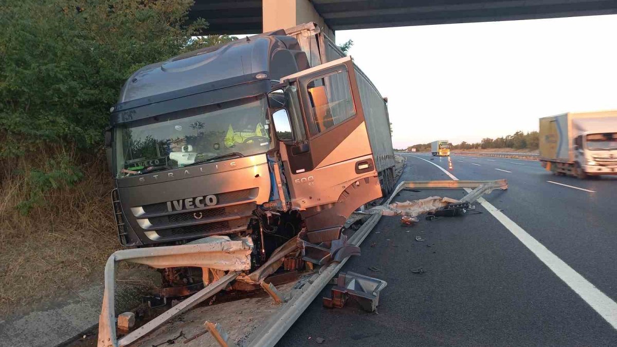 TEM'de feci kaza: Bariyerlere ok gibi saplandı