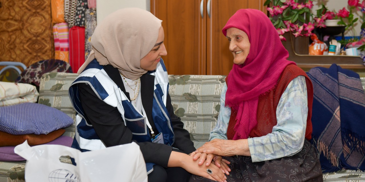Esenyurt Belediyesi’nden yaşlı vatandaşlara ziyaret