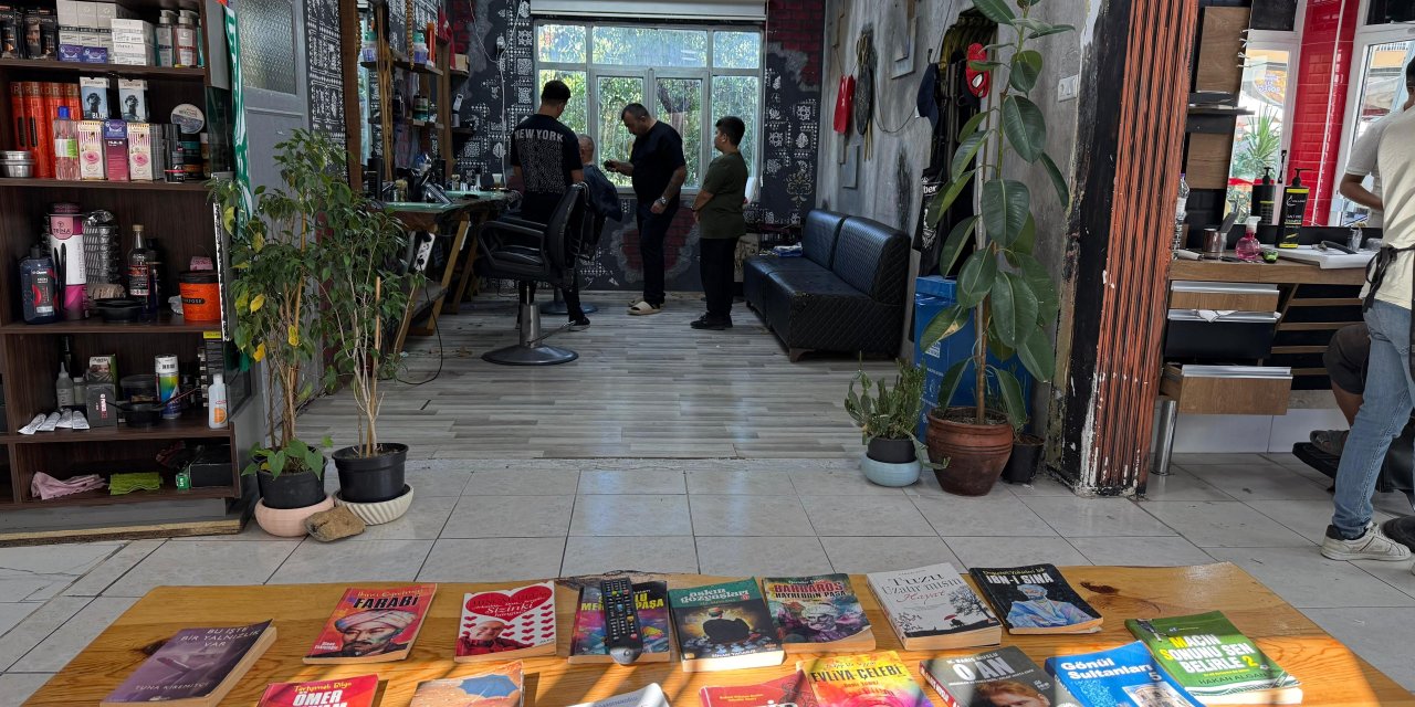 30 yıllık berber dükkanını küçük kütüphaneye dönüştürdü! Tıraş sırası bekleyenler artık kitap okuyor