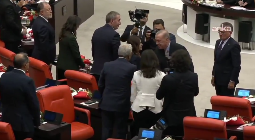 Erdoğan ve DEM Parti Eş Başkanı Hatimoğlulları arasında tokalaşma krizi! AK Parti'den açıklama