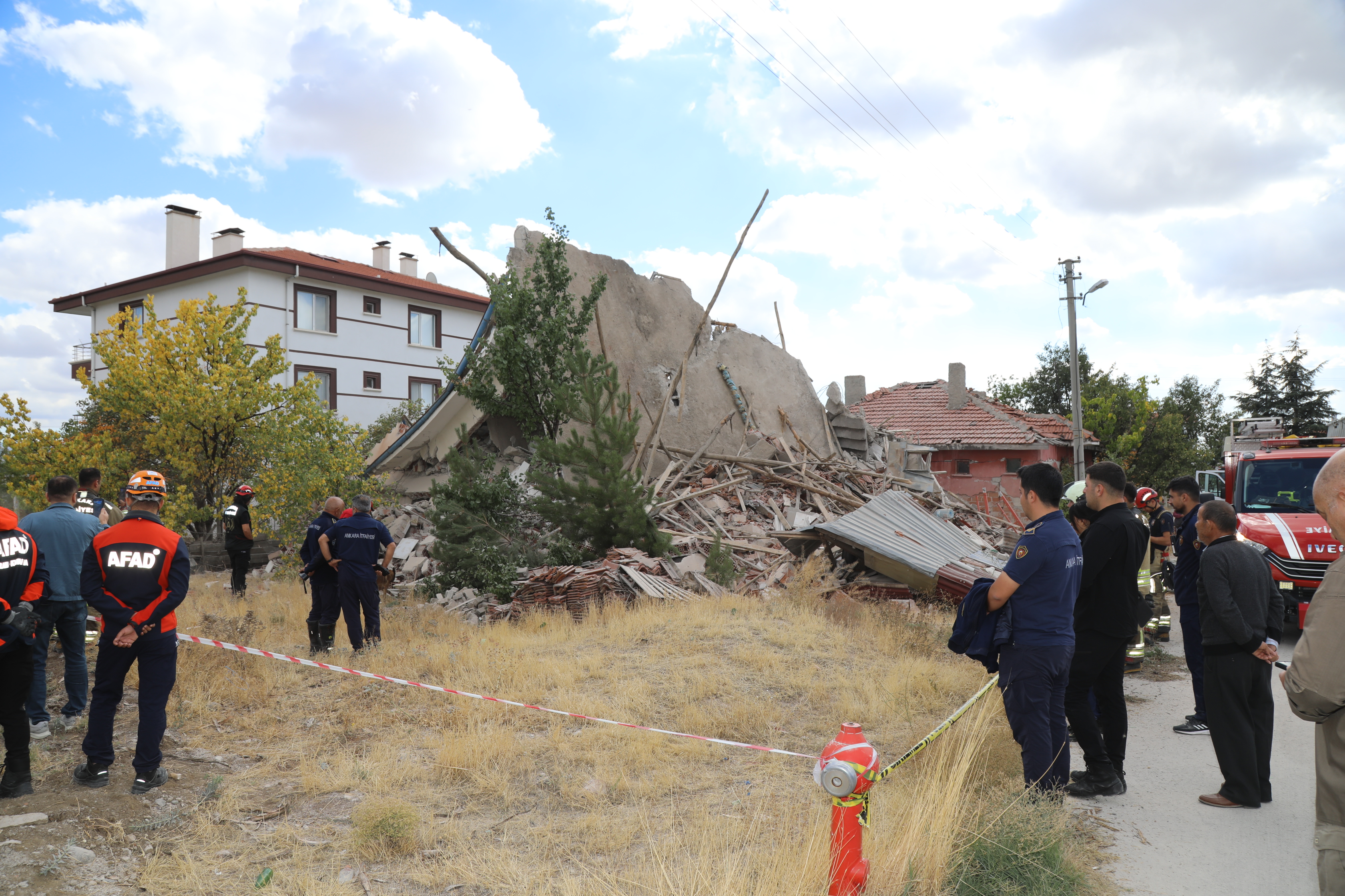 Ankara'da 4 katlı bina çöktü! Deprem nedeniyle riski taşıyordu