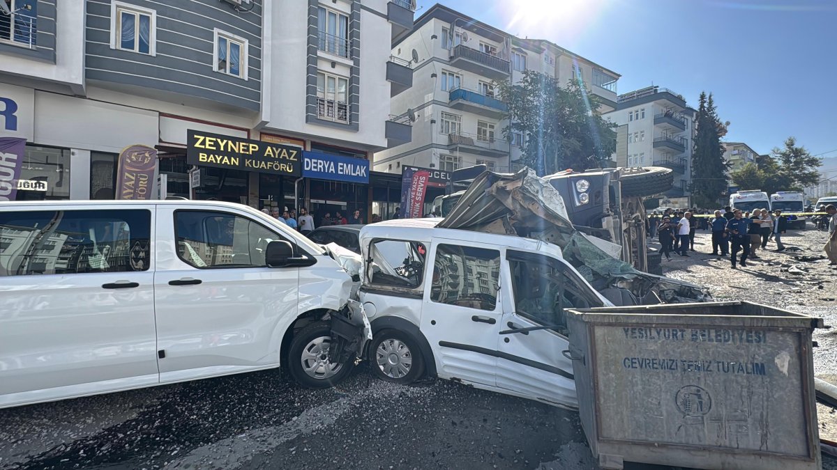 Malatya'da feci kaza: Freni tutmayan kamyon 15 araca çarptı