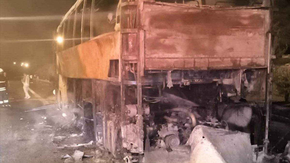 Adana'da seyir halindeki yolcu otobüsü yandı