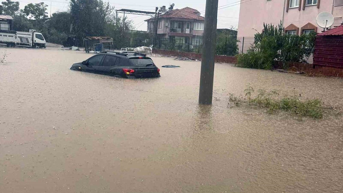 Muğla ve İzmir'de sel felaketi: Yollar göle döndü, araçlar su altında kaldı
