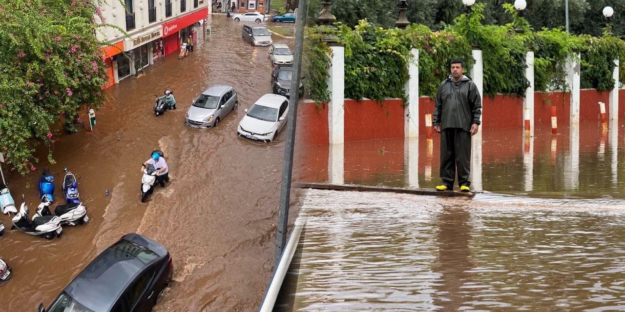 Fethiye’de yollar göle döndü! Ev ve işyerlerini su bastı