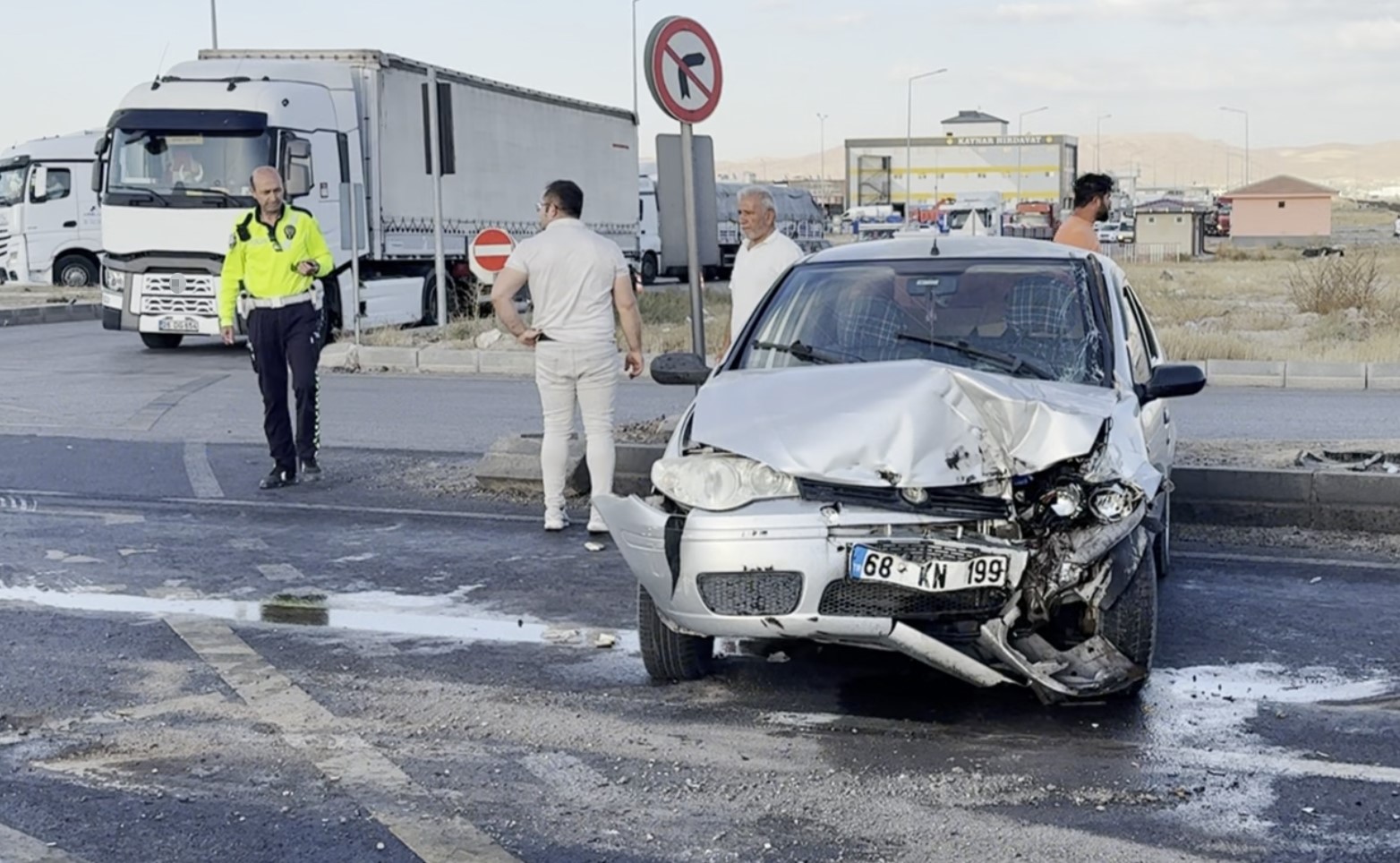 Otomobil ile tır çarpıştı: 3 yaralı