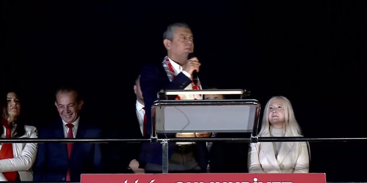 Özgür Özel'den Erdoğan'ın muhaletfle olan fotoğrafına tepki