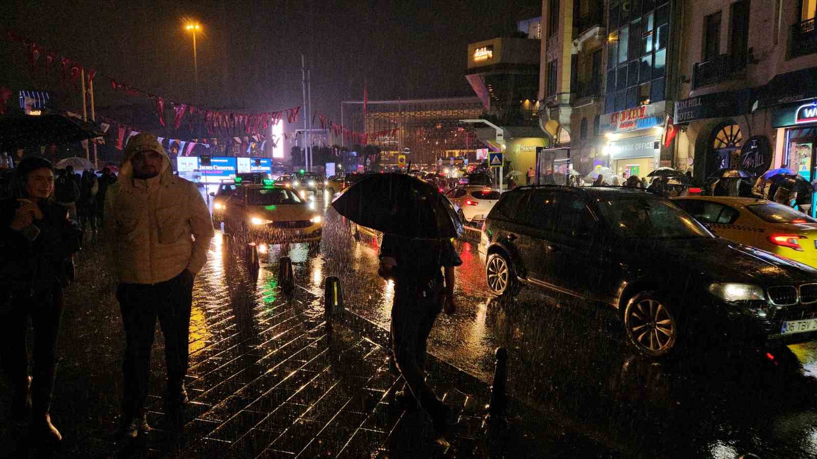 İstanbul’da sağanak hayatı olumsuz etkiledi