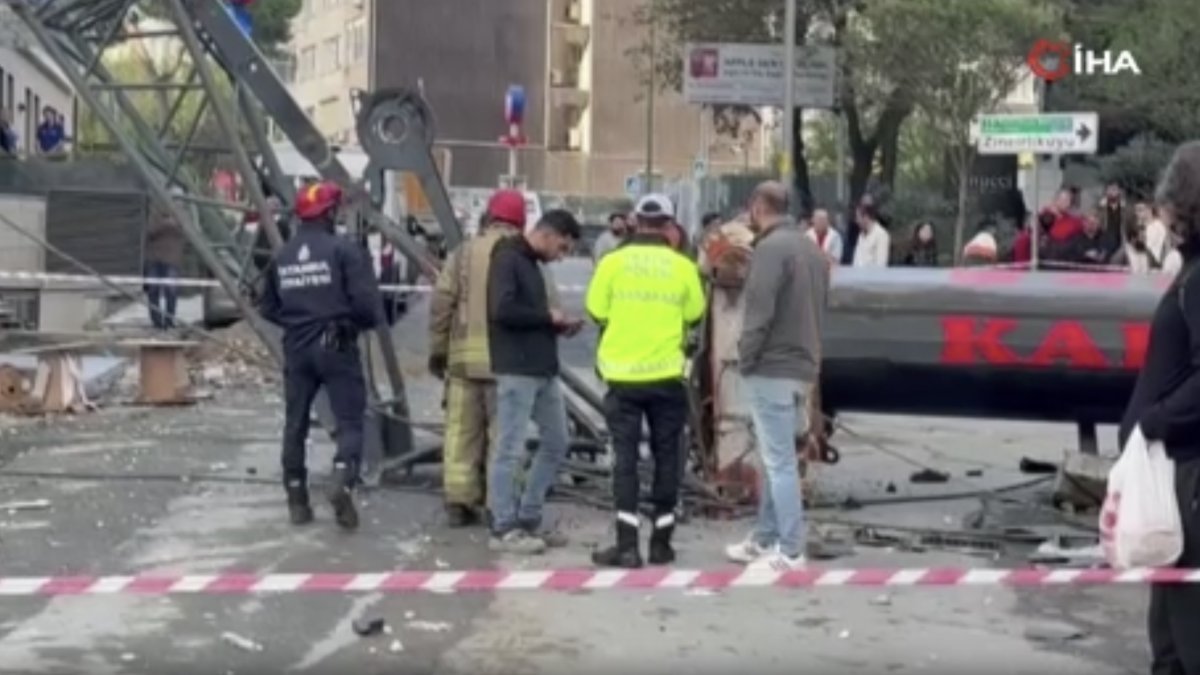 Mecidiyeköy'de rezidans inşaatında dev vinç devrildi
