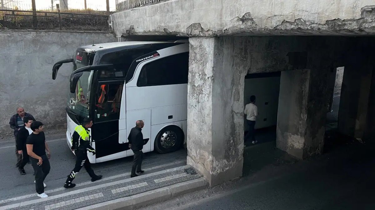 Takım otobüsü alt geçide sıkıştı!
