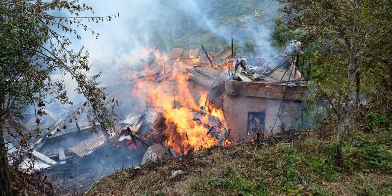 İki katlı ahşap ev küle döndü