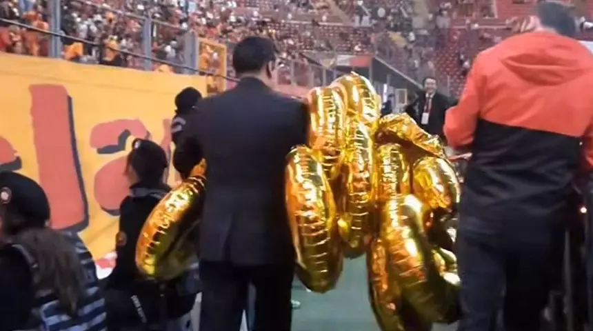 Galatasaray-Beşiktaş derbisinde balon paniği