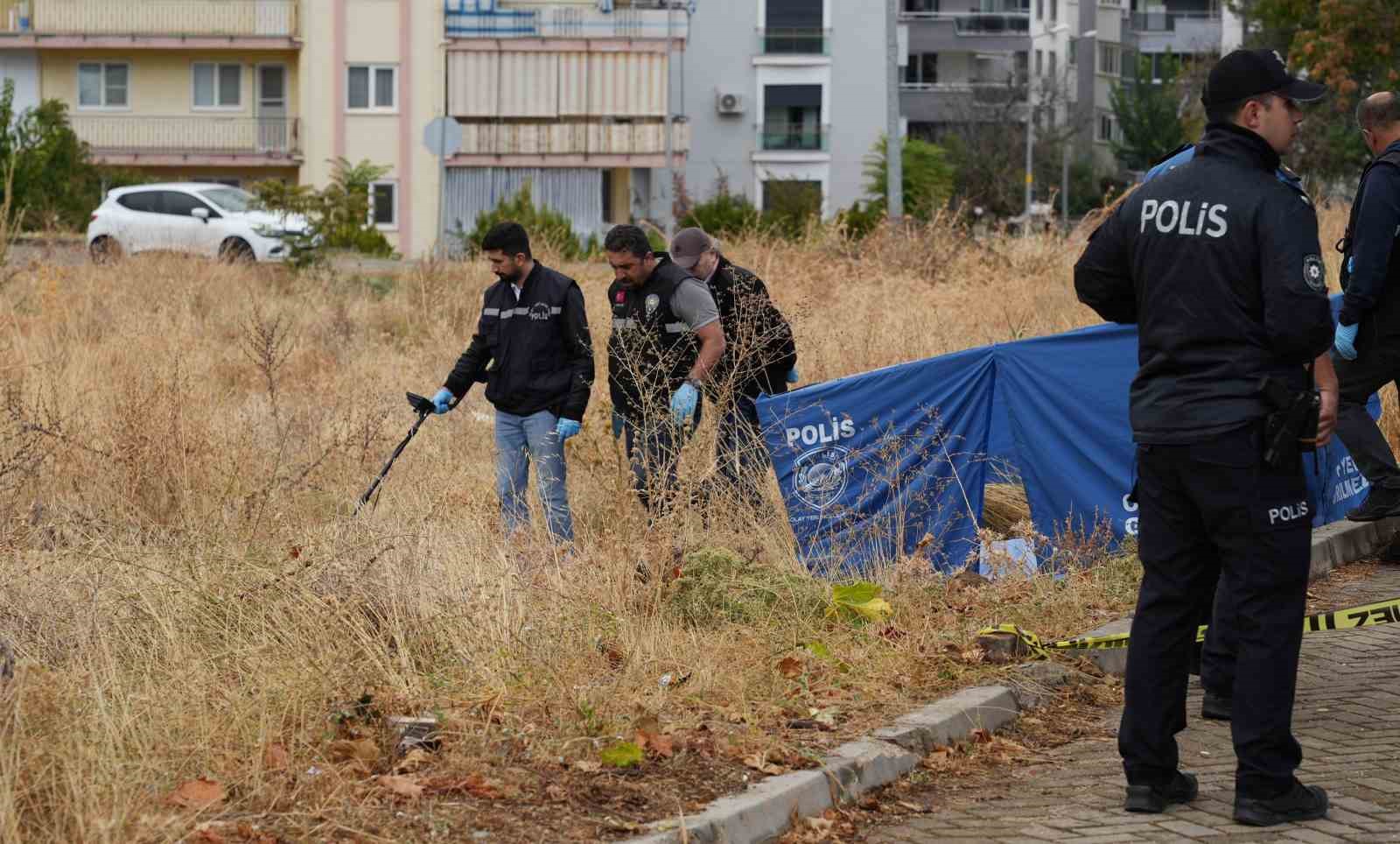 Aracından inip intihar etti