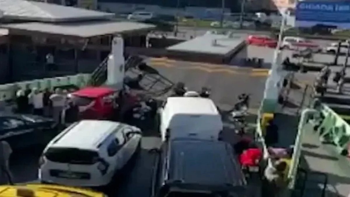 Sirkeci İskelesi'nde korkutan kaza: Feribot iskeleye çarptı