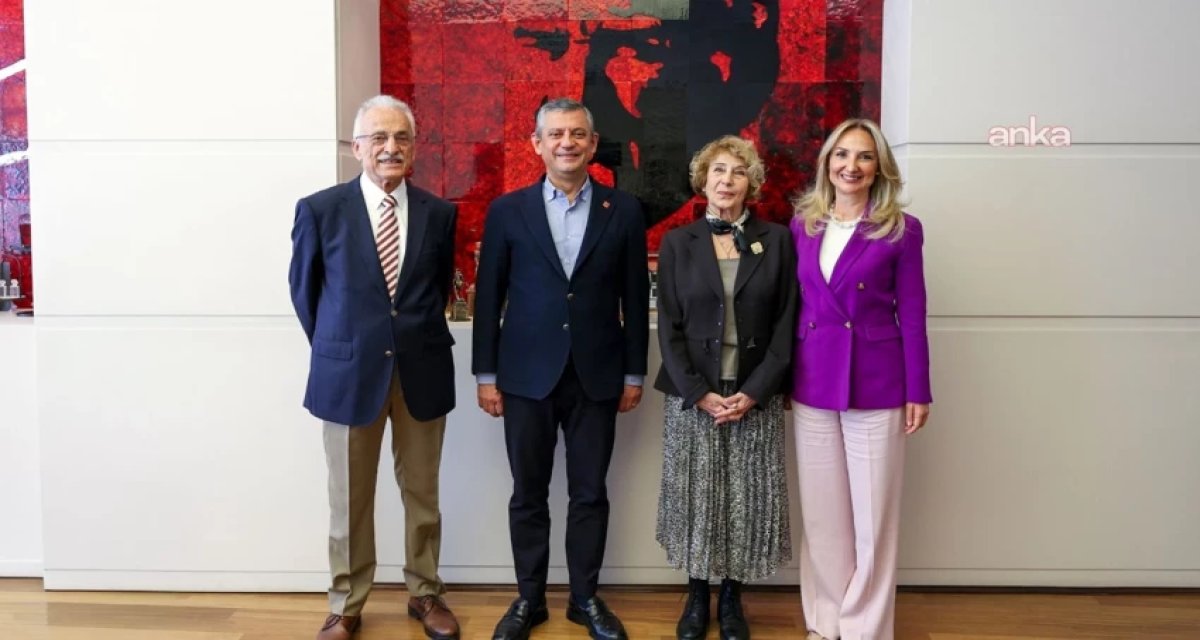 Ayşe Kulin CHP'ye katıldı: Rozetini Özgür Özel taktı