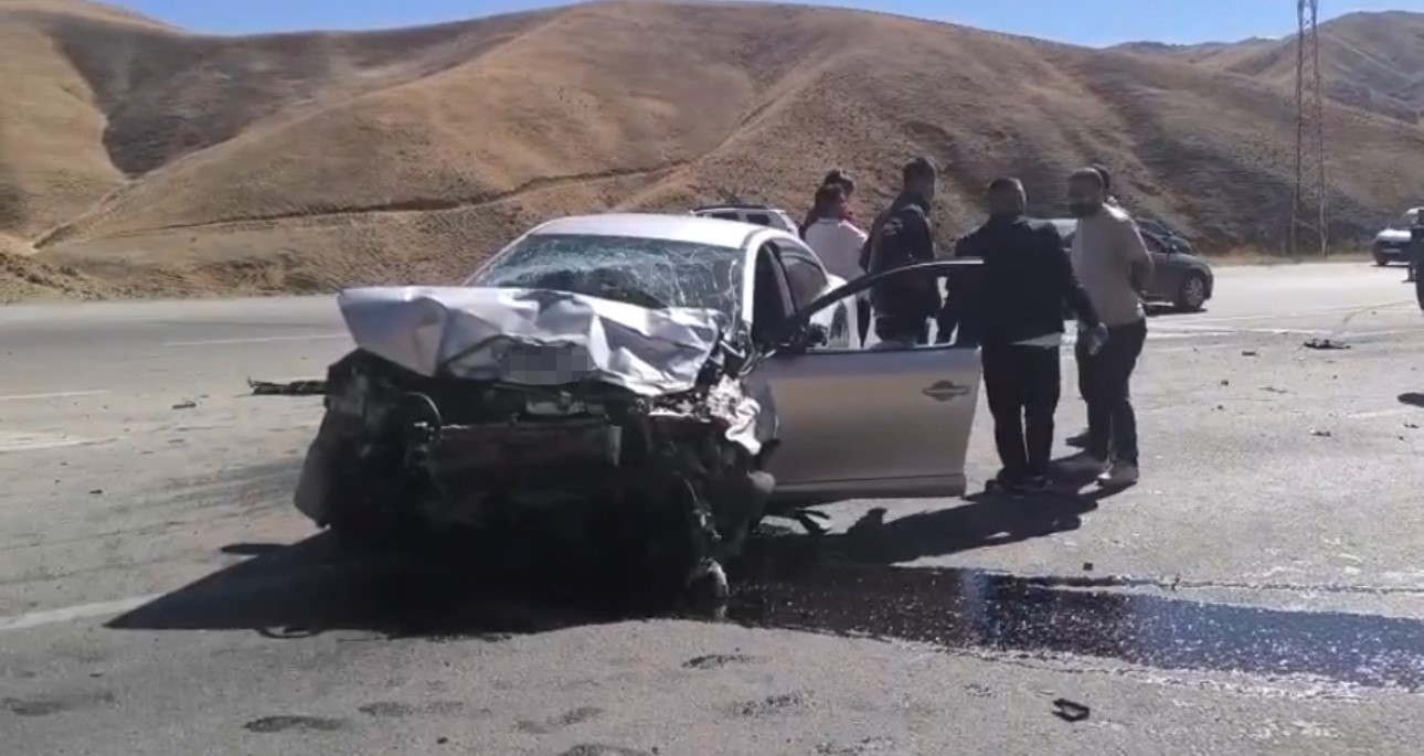 Hakkari'de iki araç çarpıştı: 4 yaralı