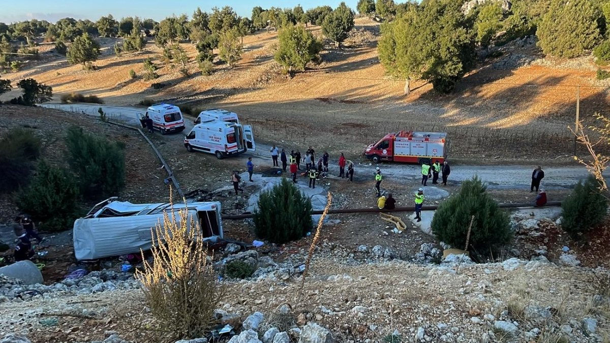 Mersin'de feci kaza: Minibüs şarampole yuvarlandı