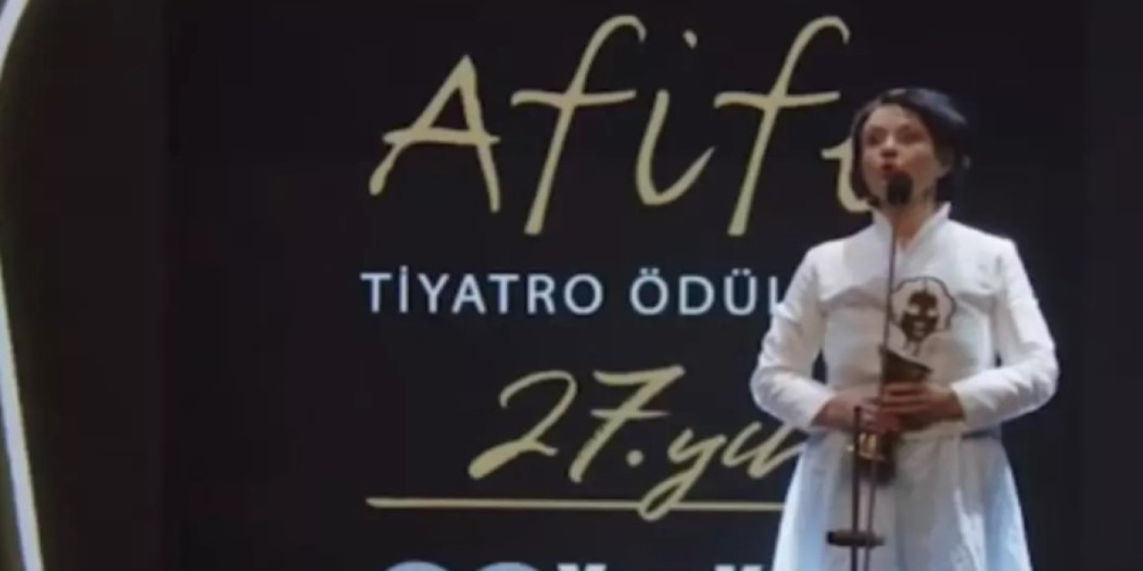 Sükun Işıtan, Tamer Karadağlı’ya teşekkür edince yuhalandı! Seyirciler salonu terk etti