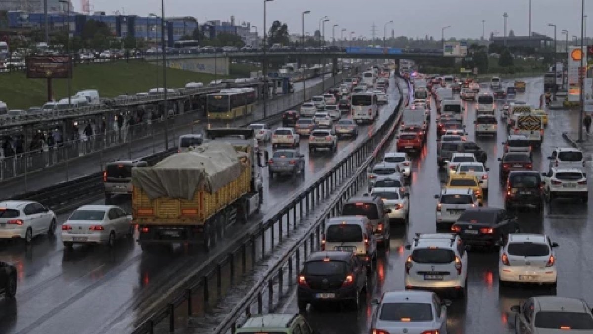 İstanbul'da sağanak sonrası trafik kilitlendi