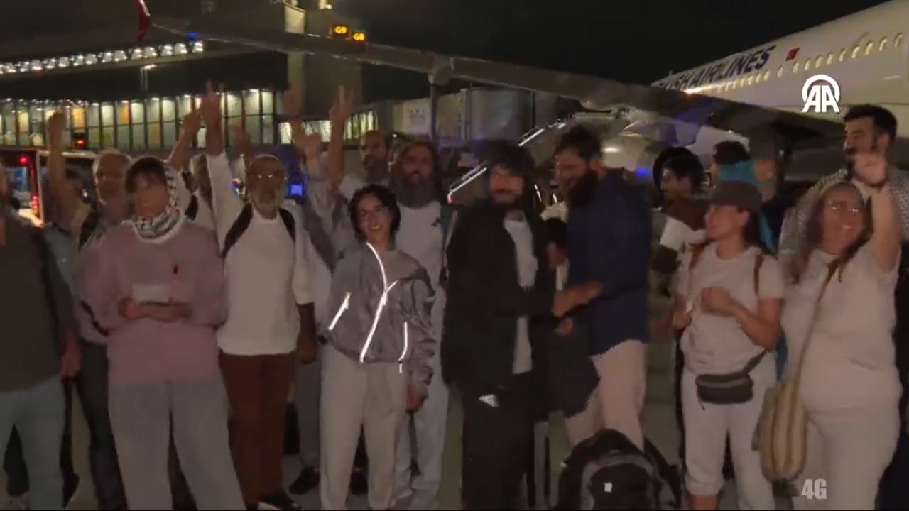 İsrail’in alıkoyduğu 14 Türk aktivist Türkiye’ye döndü