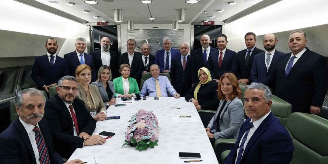 Erdoğan uçakta soruları yanıtladı! Enflasyon ve resepsiyondaki kareye ilişkin verdiği yanıt dikkat çekti