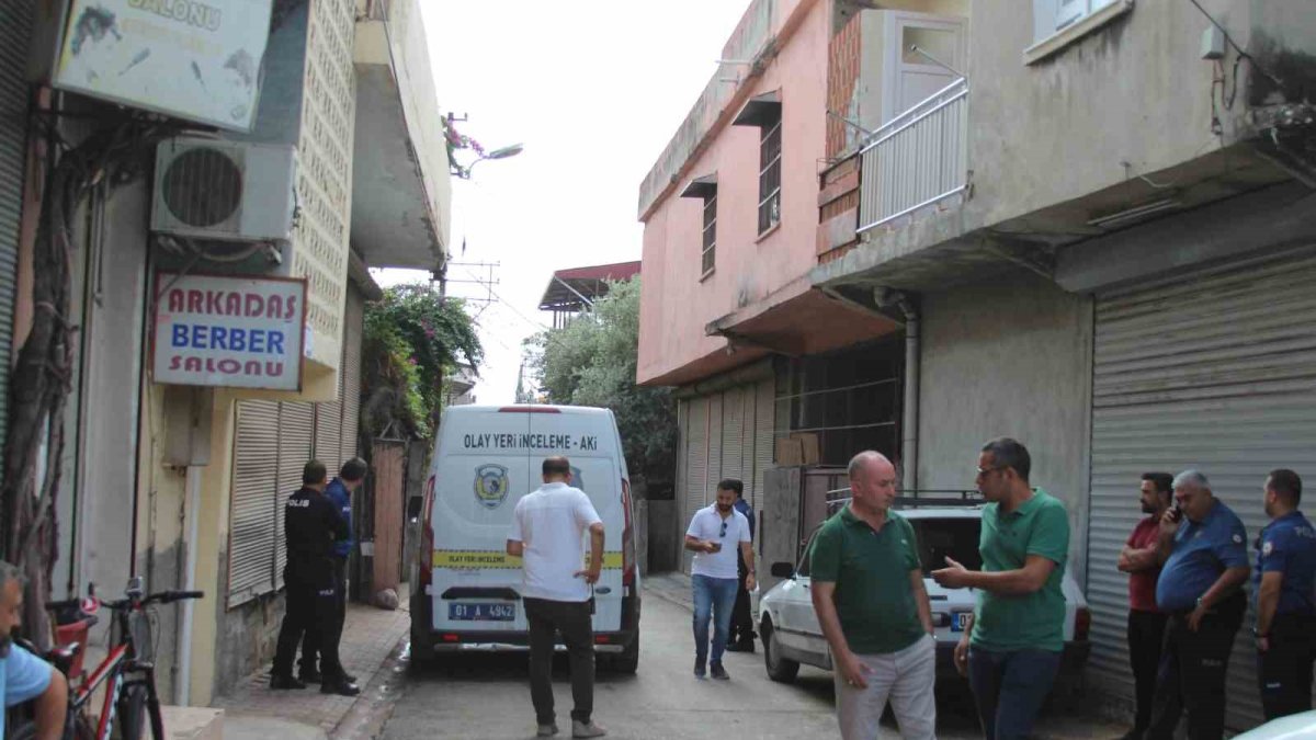 Adana'da dehşet: Ailesini rehin alıp bıçak çekti