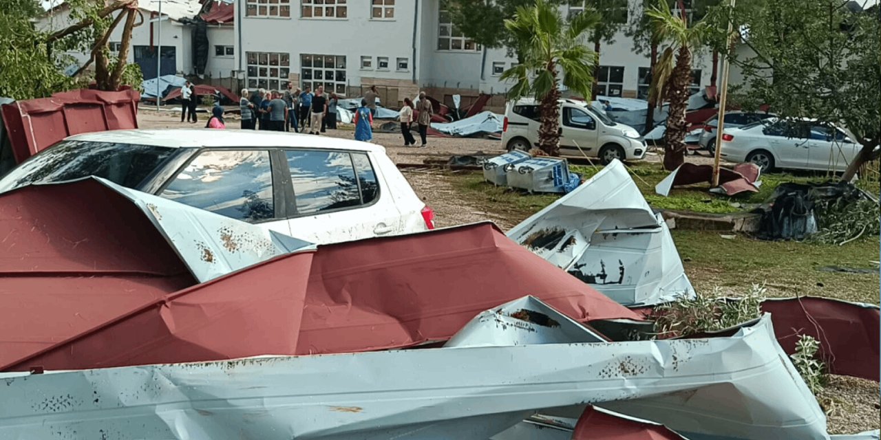 Adana'da bir okulun çatısı fırtınada uçtu