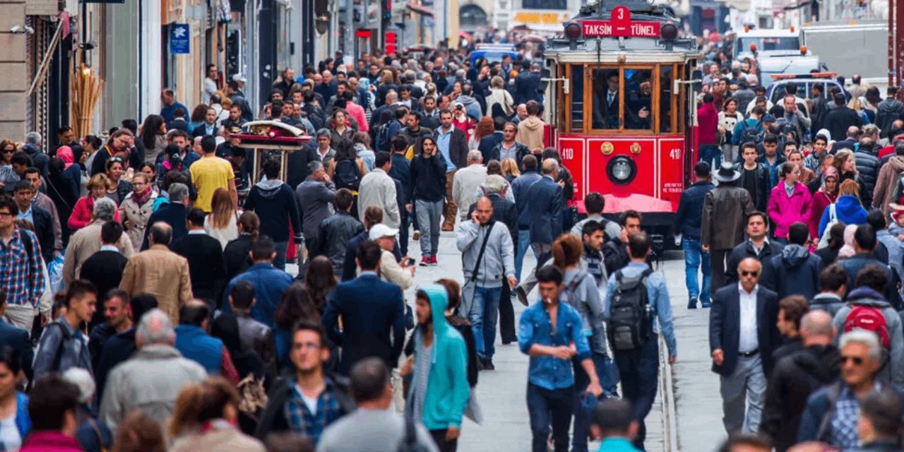 Toplum Çalışmaları Enstitüsü araştırmasında dikkat çeken detay: Her 4 kişiden 3'ü kendini böyle tanımladı