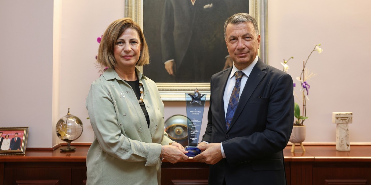 Başkan Ayşe Ünlüce'ye "Yılın Büyükşehir Belediye Başkanı" ödülü