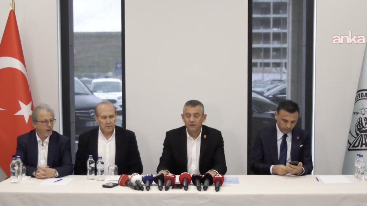 Özgür Özel'den havalimanında kritik açıklama