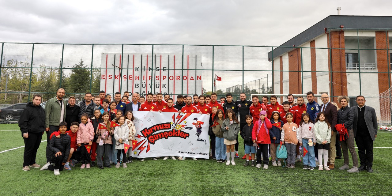 Kız çocukları Eskişehirspor Tesisleri'ni ziyaret etti