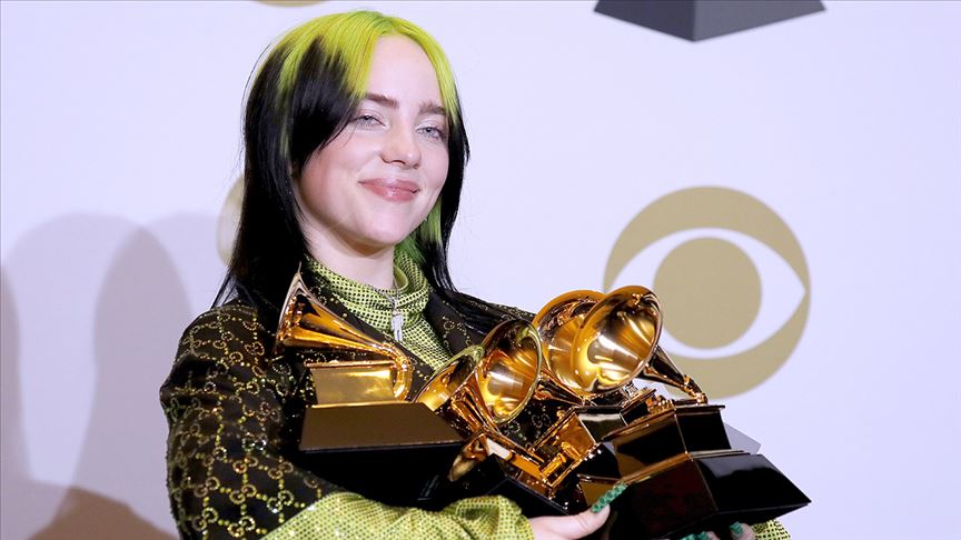 Billie Eilish konserinde korkutan anlar! Hayranı bariyerlere çekti