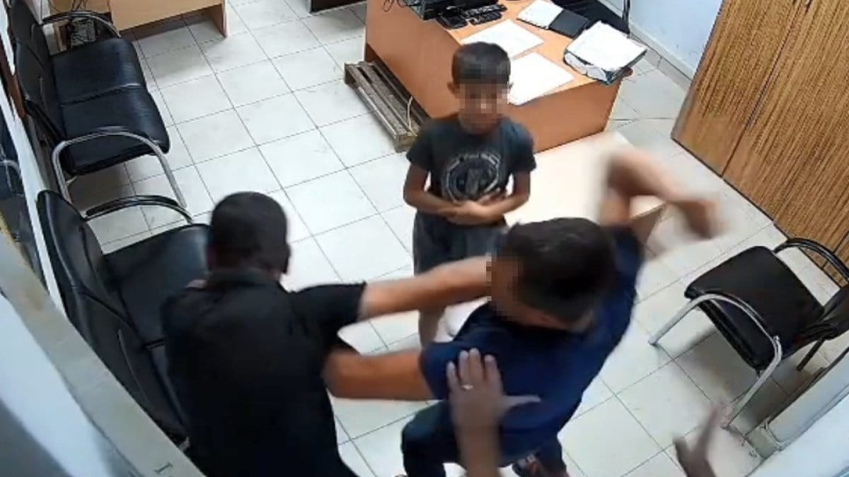 Mersin'de karakolda dehşet! Çocuğunun gözü önünde darp edildi