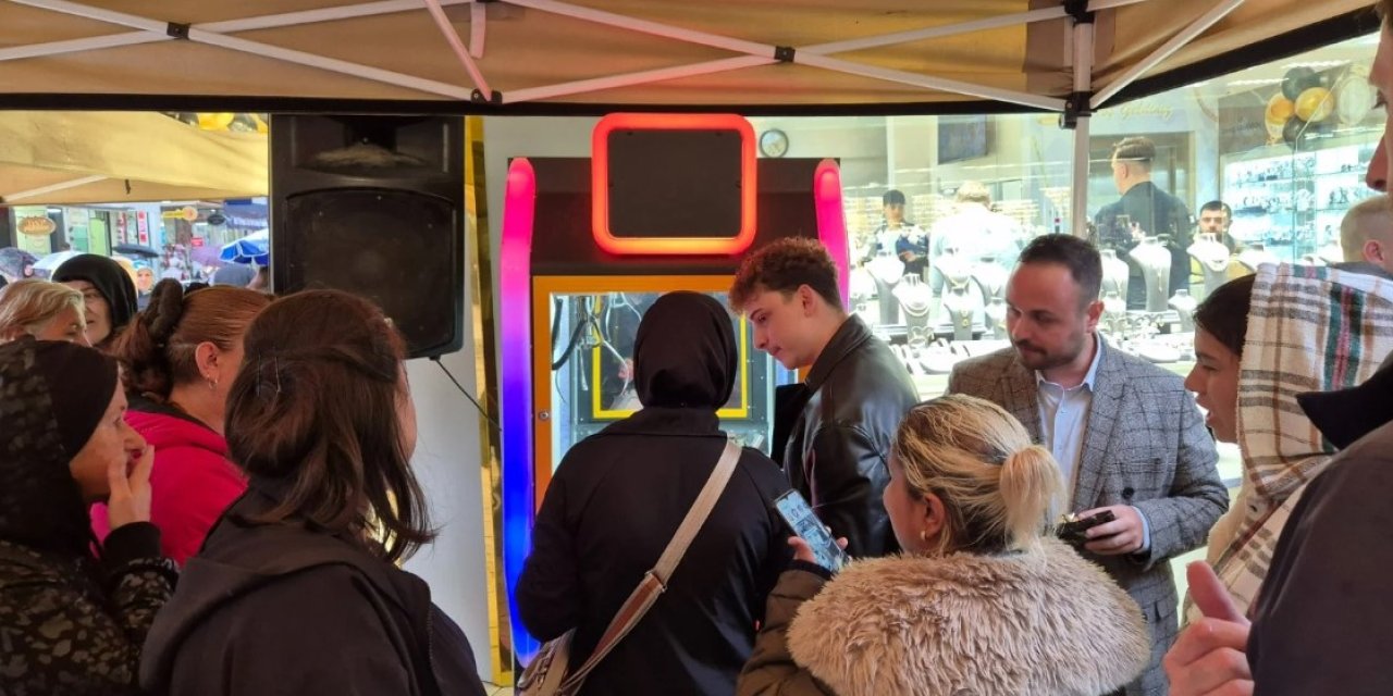 Bedava altın çılgınlığı! Kuyumcunun fikri metrelerce kuyruk oluşturdu