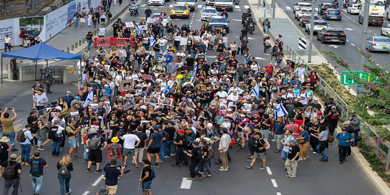 Tel Aviv’de Trump alkışlandı, Netanyahu yuhalandı: Rehine anlaşması mitinginde dikkat çeken anlar