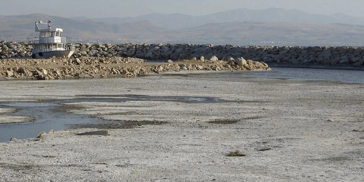 Türkiye’nin en büyük gölü alarm veriyor: Çekilme haritalara yansıdı