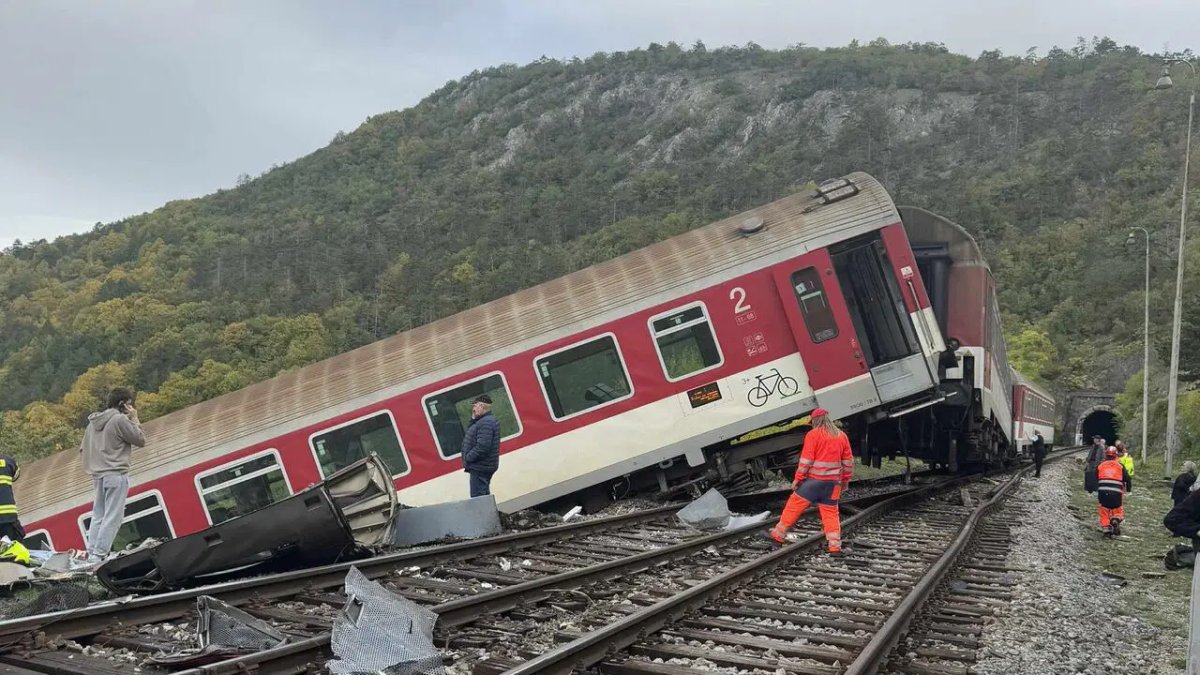 Slovakya'da iki tren çarpıştı: 20 yaralı