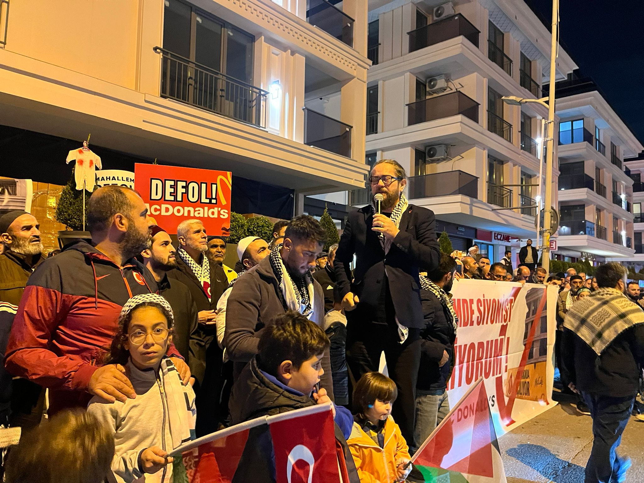 Üsküdar'da McDonald's protestosu: Sumud Filosu aktivisti Said Ercan 'Boykot ateşkese rağmen sürecek' dedi