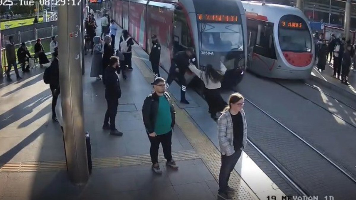 Tramvayın altında kalmaktan ramak kala kurtuldu