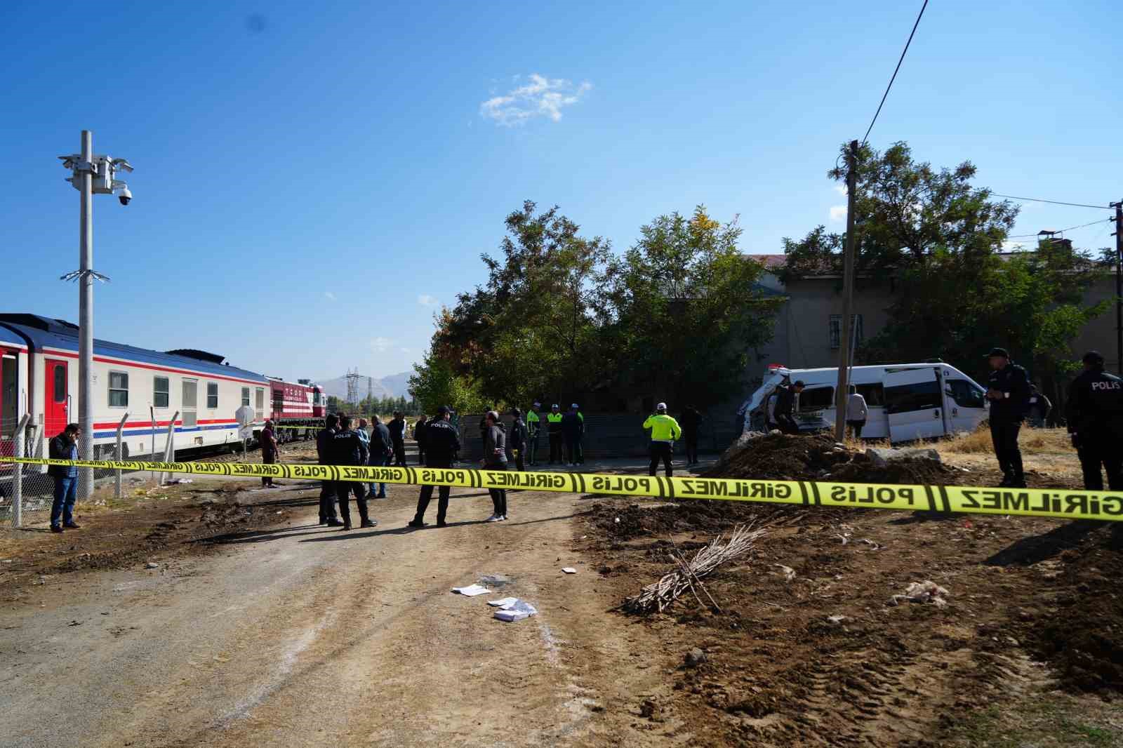 Muş’ta yolcu treni öğrenci servisine çarptı: 17 yaralı