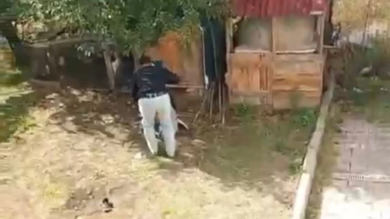 Annesini ve kız kardeşini darbetti