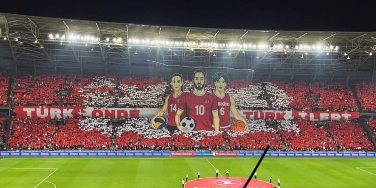 Türkiye- Gürcistan maçında Kocaeli stadında görsel şölen