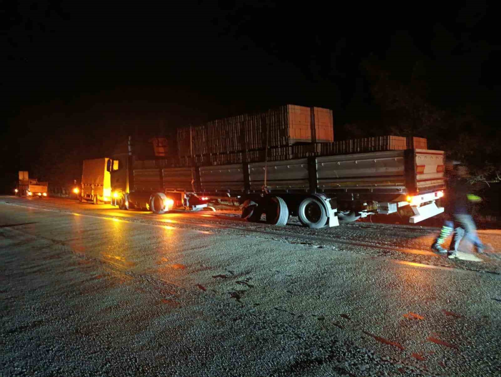 Otomobil ile tır çarpıştı: 1 ölü 2 yaralı