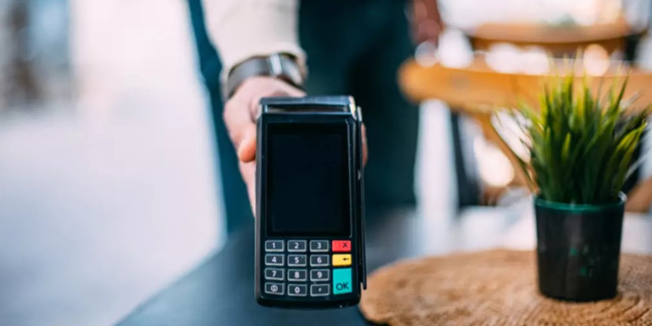 Pos cihazıyla 5 bin TL'lik hesabı ödediler: "Kara para akladınız" diye karakolluk oldular
