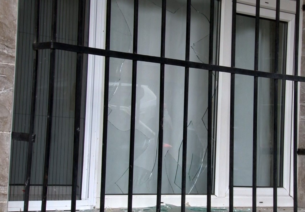 Cezaevinden tahliye olan bir kişinin evine patlayıcı atıldı