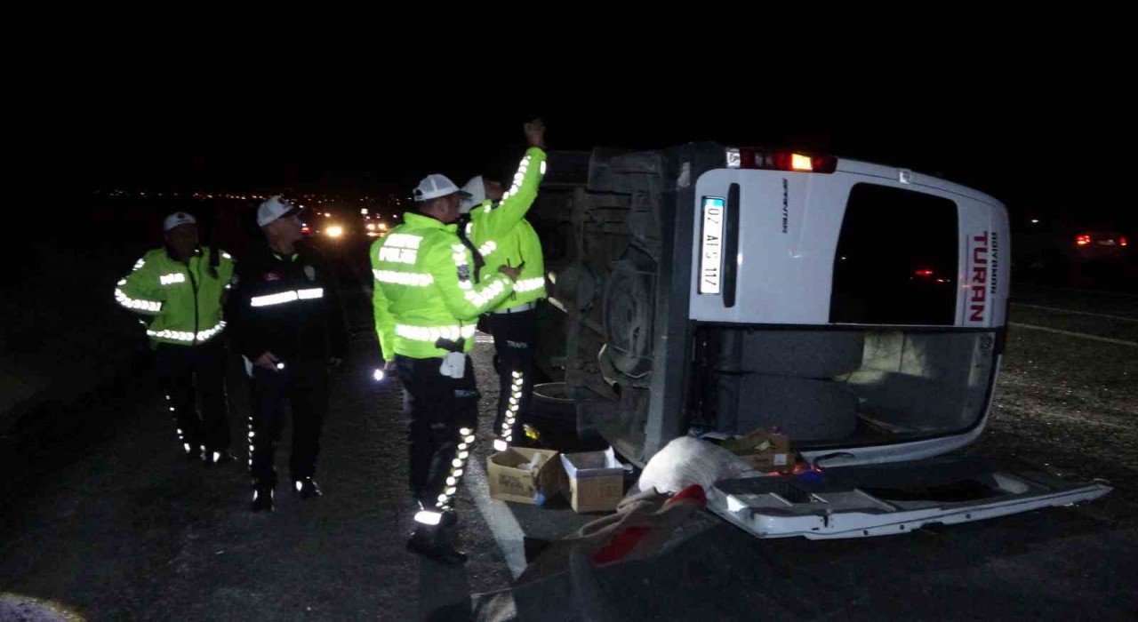 Tur midibüsü devrildi: 13'ü öğrenci 14 kişi yaralı