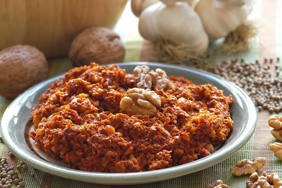 Kahvaltı sofralarının baş tacı olacak! Cevizli közlenmiş ezme tarifi